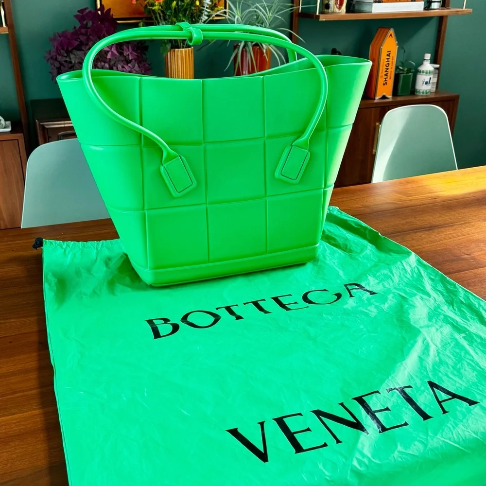 💚 Bottega Veneta Large Arco Rubber Tote Bag – Parrot Green 💚